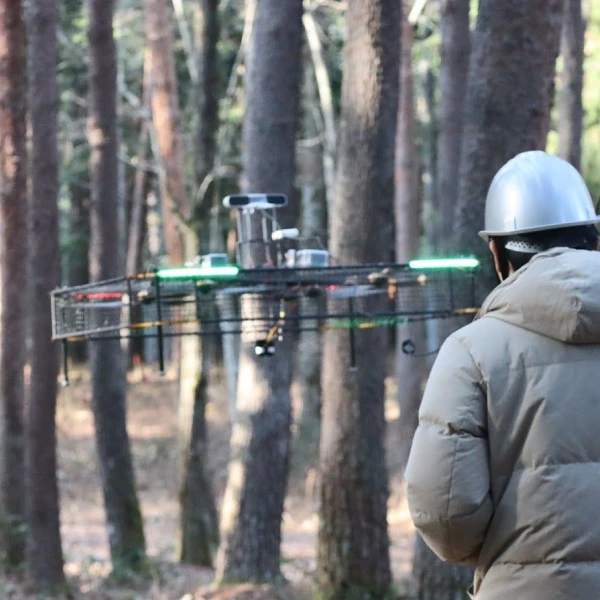 男性が林業向け特殊用途ロボットを操作している様子""